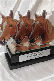 Profile cut glass Ponies